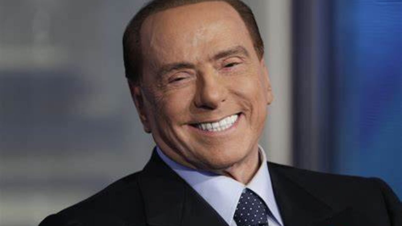 Silvio Berlusconi sorride