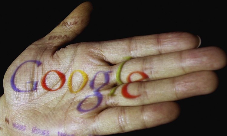 Una scritta inerente a Google su una mano