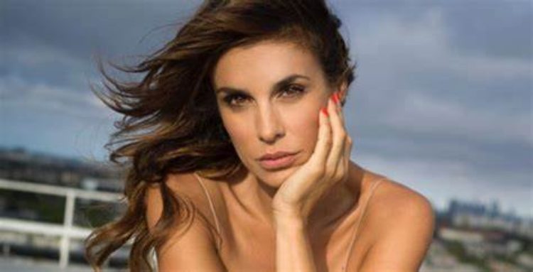 Elisabetta Canalis mano sul viso 