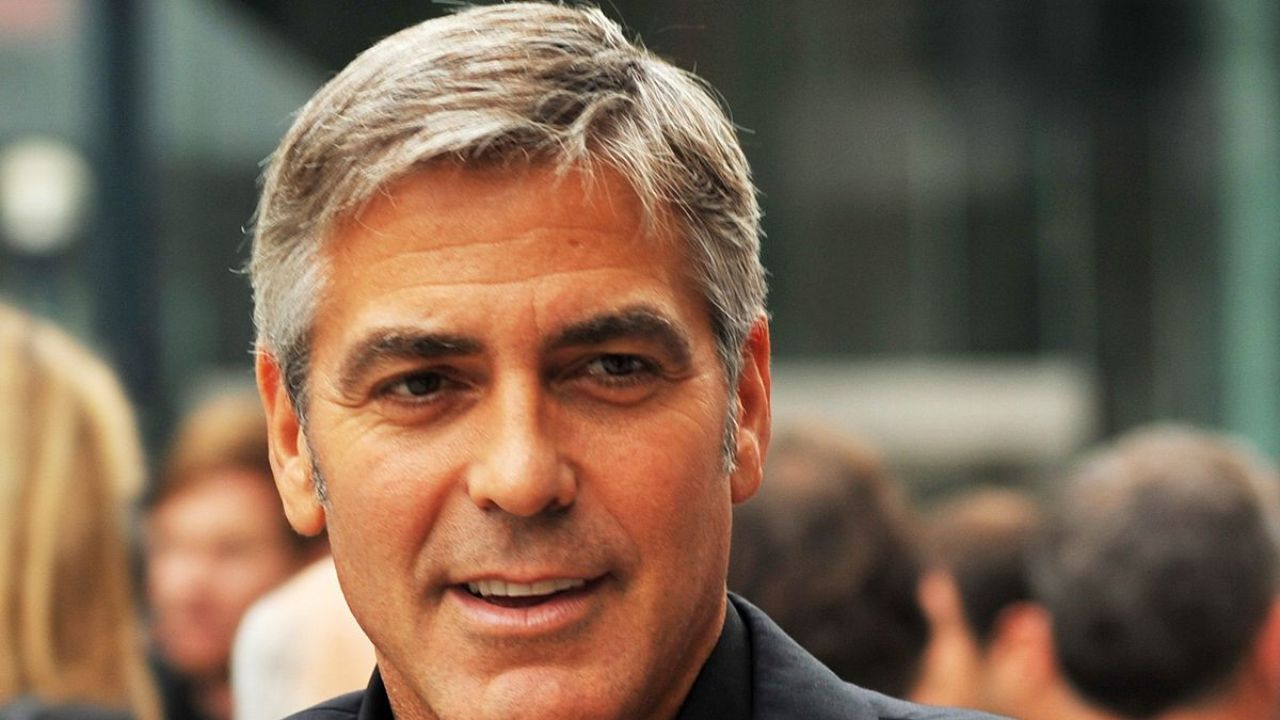 George Clooney sorride