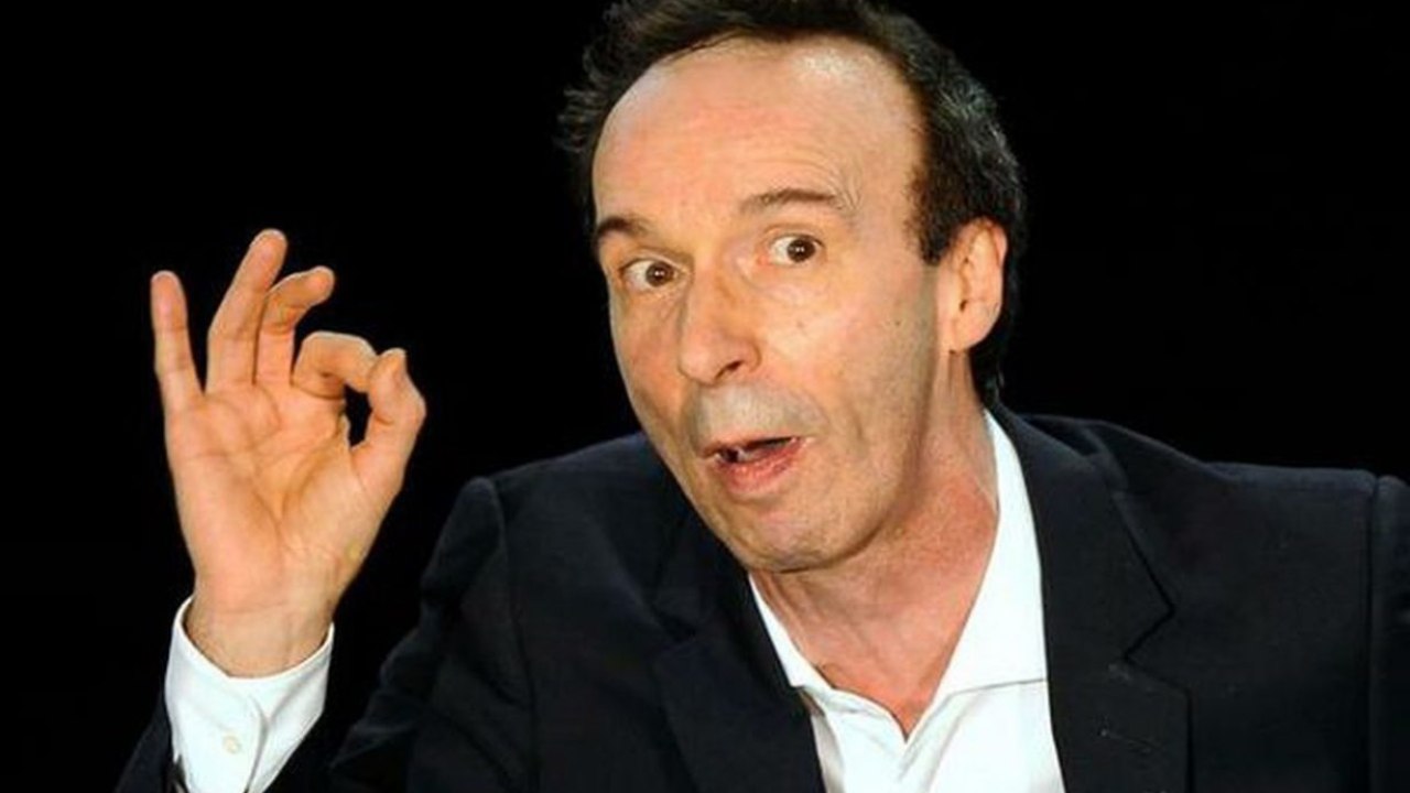 Roberto Benigni mano alzata