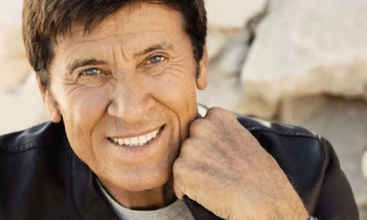 Gianni Morandi sorride 