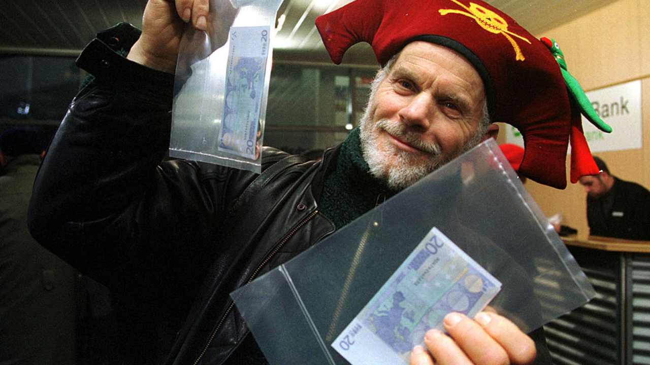 Una persona con cappello da pirata mentre tiene delle banconote da 20 euro fra le mani