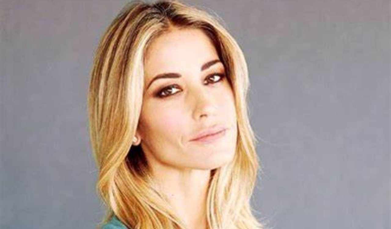 Elena Santarelli sorride