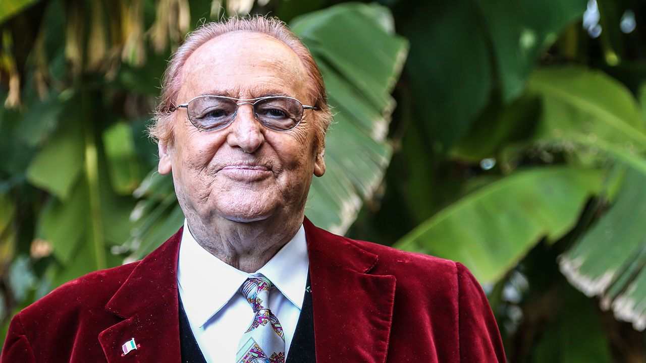 Renzo Arbore sorride