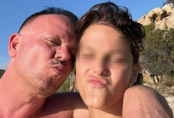 Gigi D'Alessio con il figlio Andrea al mare